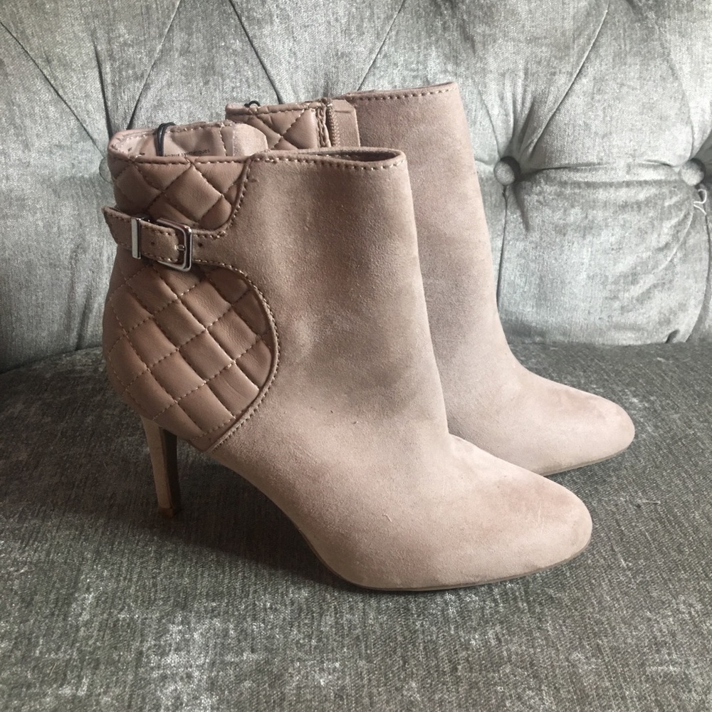 High heeled beige/grey booties